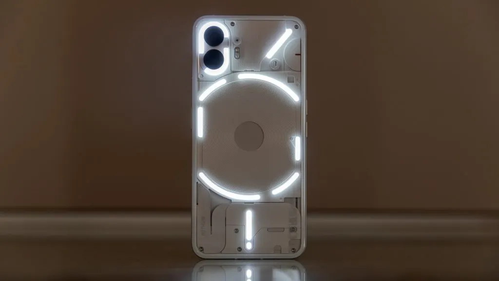 Nothing Phone (2) подешевел в России. Это самый стильный флагман на рынке 