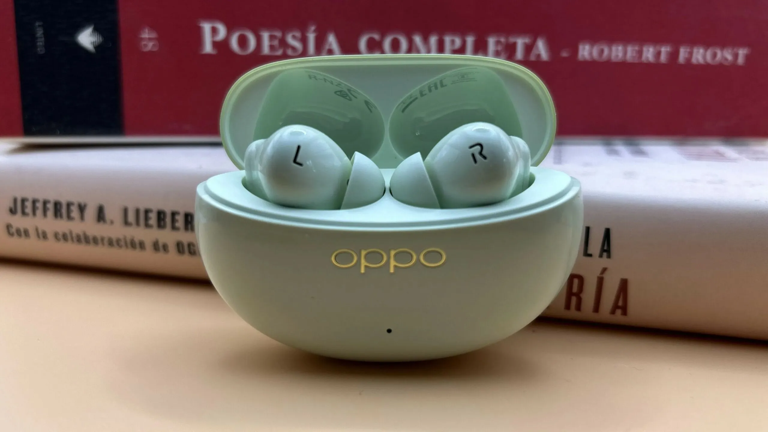 Об этих наушниках Oppo мало кто знает, а зря. У них крутой звук, куча полезных фишек и солидная автономность