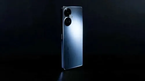 Забытый хит Tecno еще можно урвать с неплохой скидкой. У него большой 120-герцовый экран и уникальный набор камер