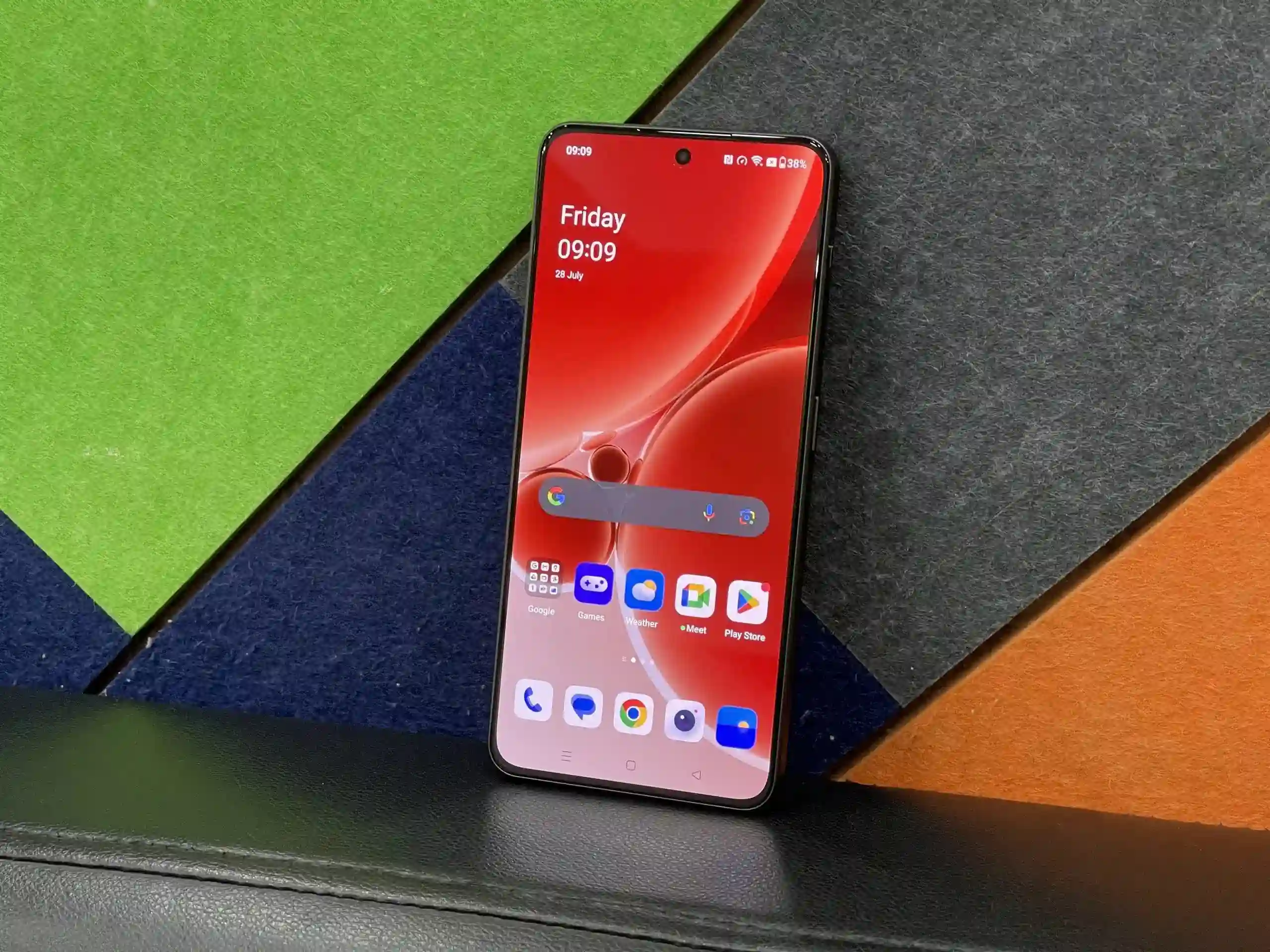 Этот OnePlus — самый сбалансированный девайс бренда. У него мощный процессор и бесконечная память
