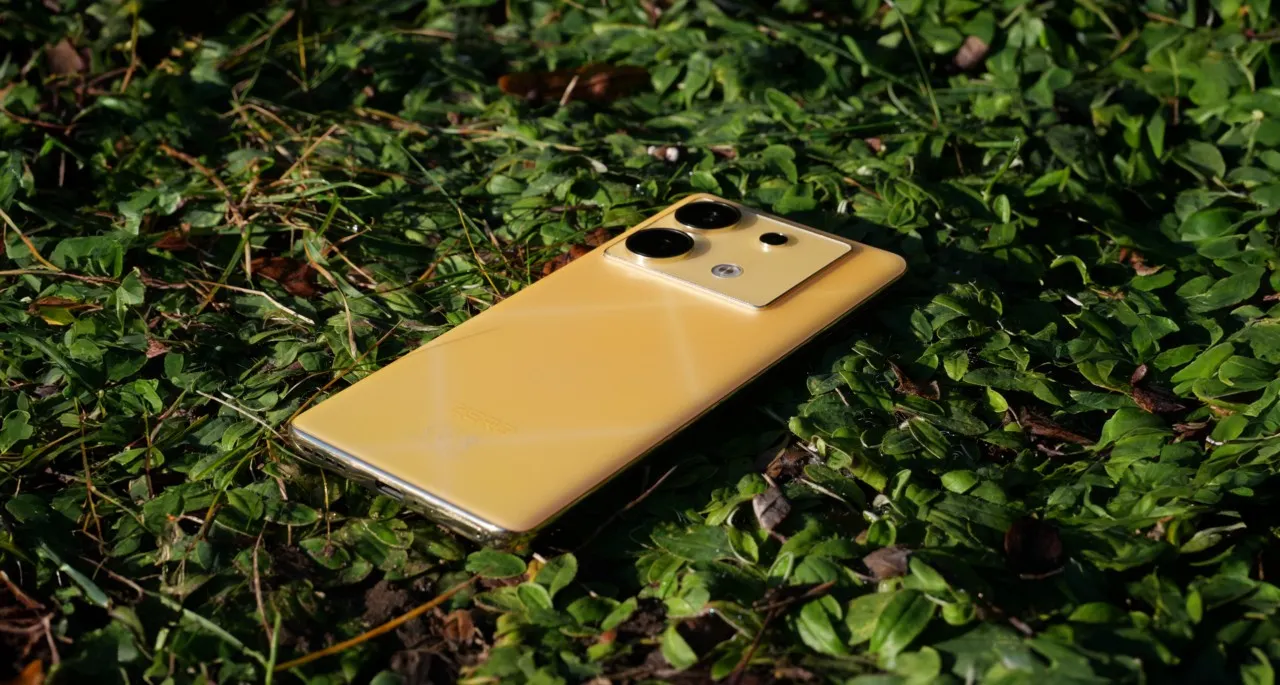 Вы видели, что Infinix предлагает за 31 тысячу рублей? 144-герцовый экран, топовое железо и мощнейшую селфи-камеру