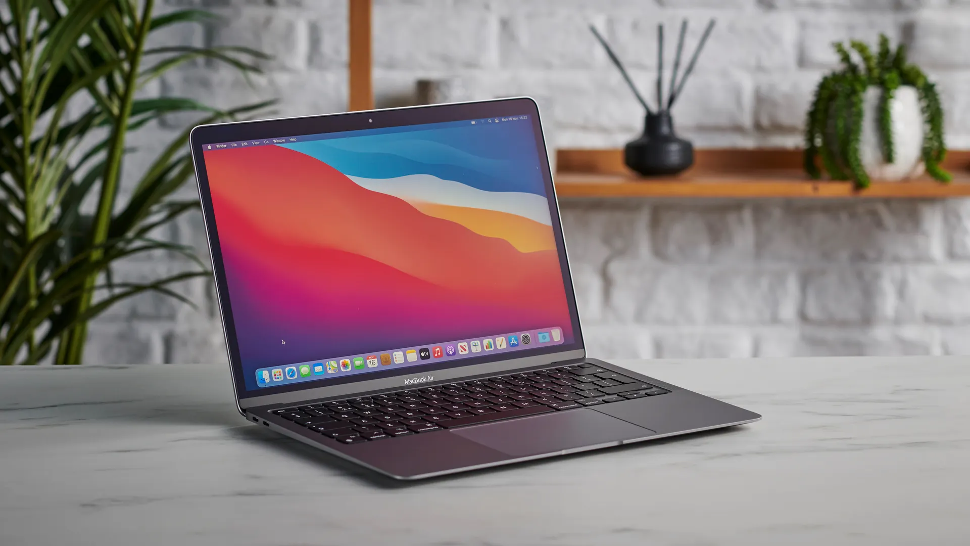 Стоит ли брать MacBook Air на M1 в 2025 году? Легендарный ноутбук подойдёт далеко не всем