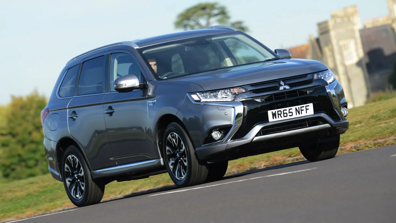 Mitsubishi Outlander круто подешевел в России. Это шикарный семиместный кроссовер для жизни и семьи
