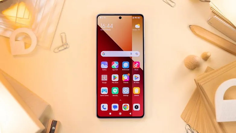 5 лучших смартфонов до 25 тысяч рублей. От стильного Tecno до хитового Samsung Galaxy