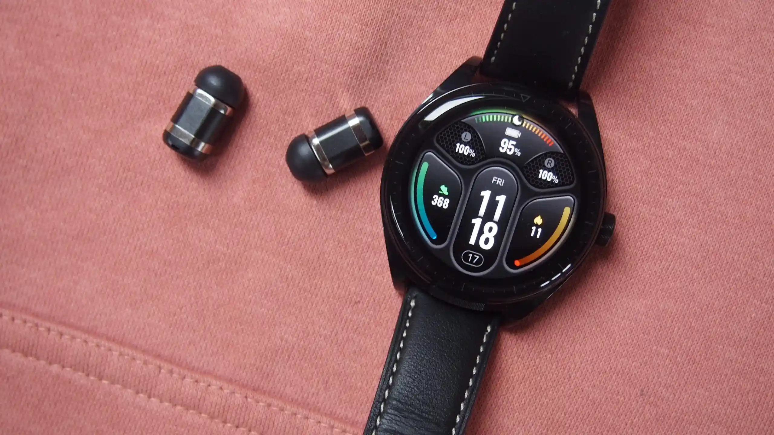 Необычные смарт-часы Huawei Watch Buds рухнули в цене. Там сразу два девайса в одном
