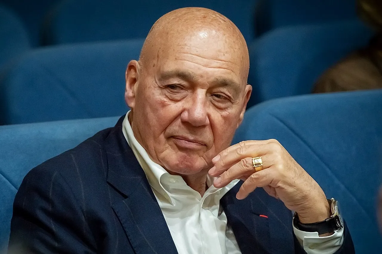 У Владимира Познера есть мерзенькая привычка. Интервьюер ее даже не стесняется