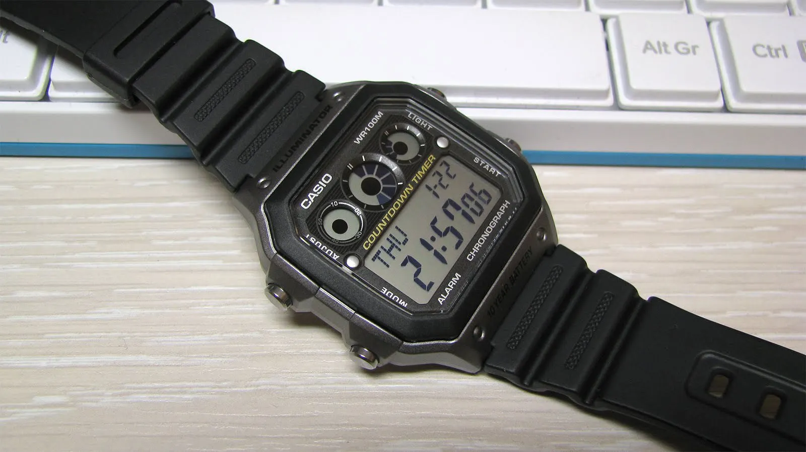 Легендарные часы Casio можно получить бесплатно. Шикарно выглядят, живут 10 лет от  батареи и не боятся воды