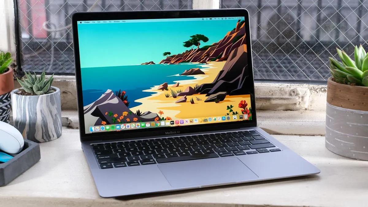 MacBook Air M1 внезапно подешевел в России. Хватаем, пока он есть в наличии