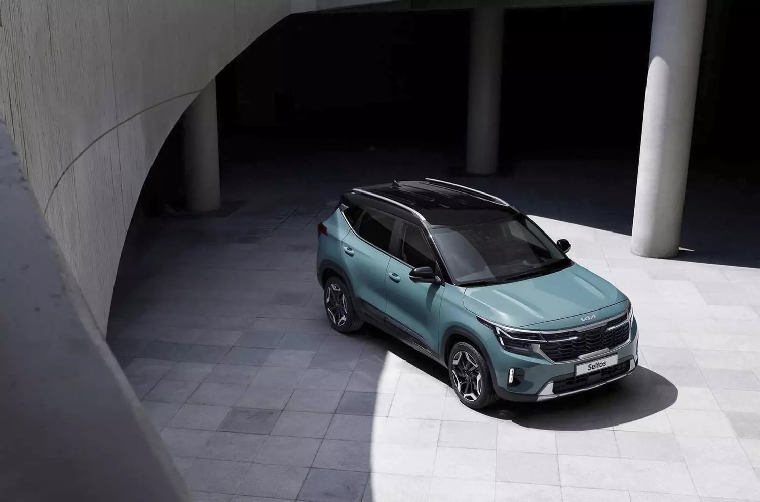 Kia Seltos в премиальной комплектации отдают за терпимые деньги в России. Это прямой конкурент Hyundai Creta