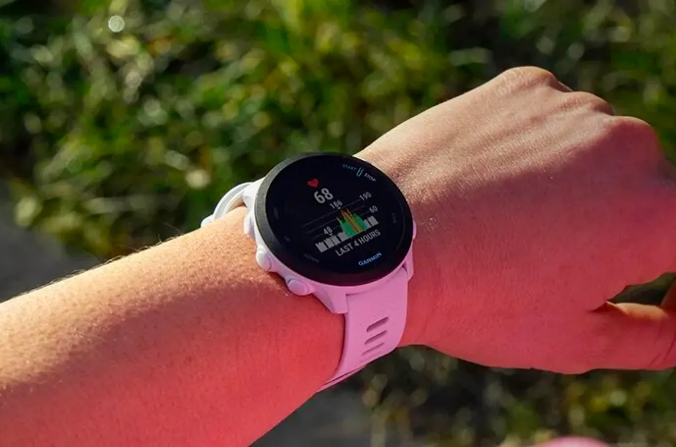 Бюджетные часы Garmin Forerunner 165 появились в России. Вот все преимущества и недостатки профессионального девайса для бегунов