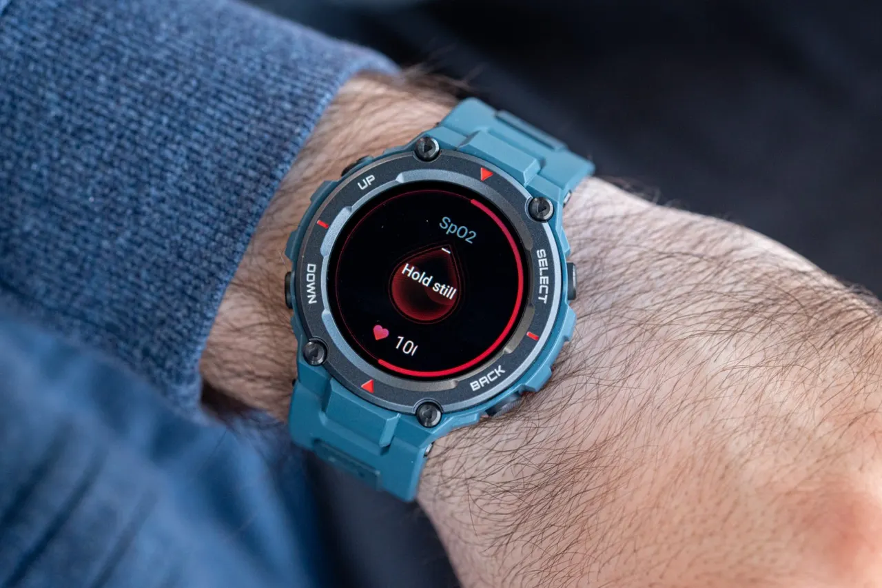 Дерзкие смарт-часы Amazfit рухнули в цене. У них дизайн от Casio G-Shock и ядерная защита