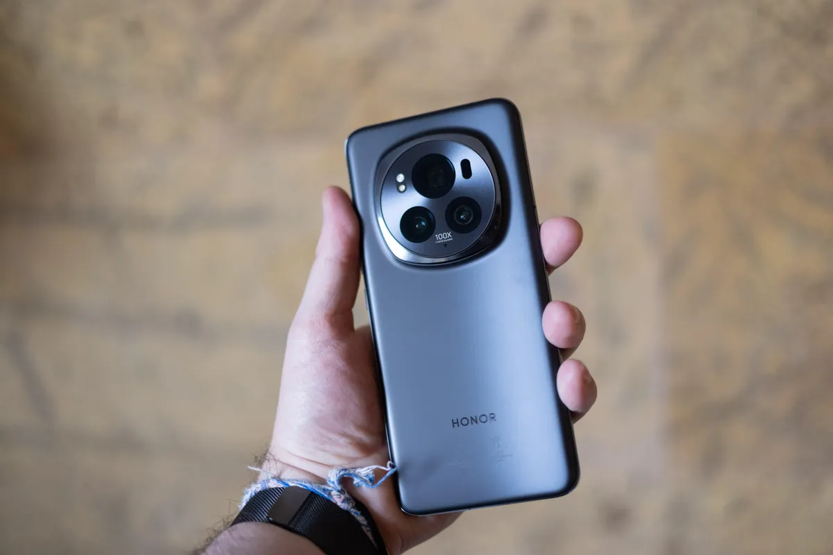 Флагман Honor Magic6 Pro уже продают в России со скидкой и подарком. Мы реально советуем этот вариант
