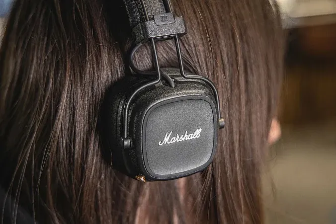Культовые наушники Marshall стоят исторически дёшево. Их можно брать вместо новой модели