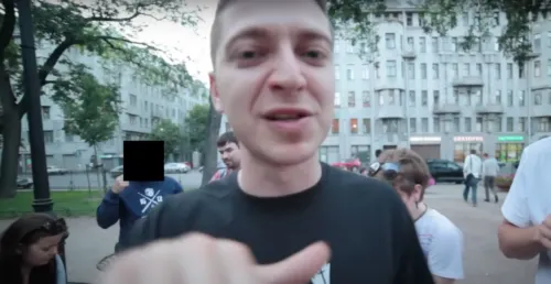 Чье лицо скрыли в клипе Оксимирона * «Признаки жизни»? Это известный рэпер