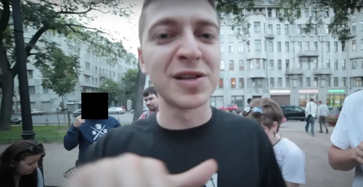 Чье лицо скрыли в клипе Оксимирона * «Признаки жизни»? Это известный рэпер