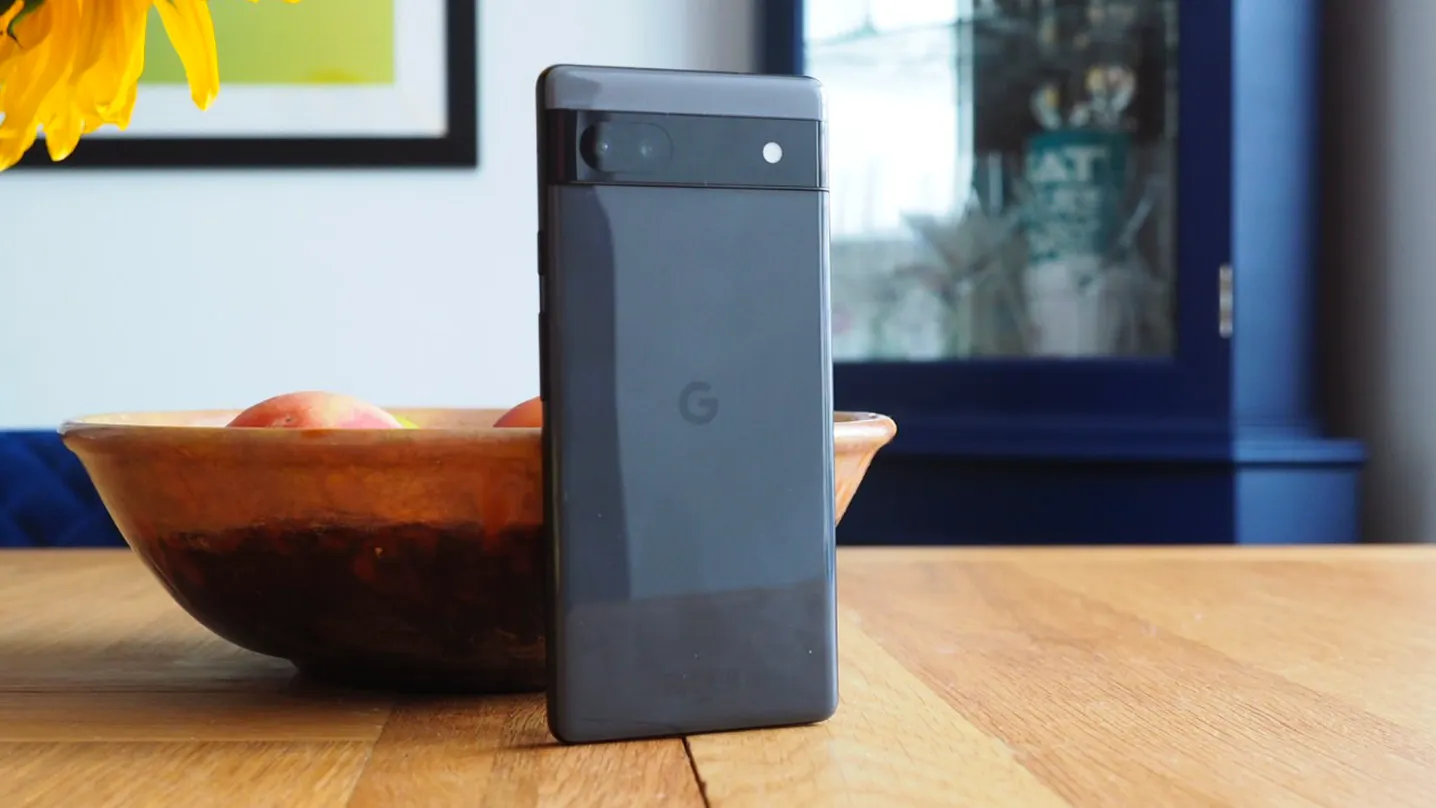 Google Pixel 6a буквально рухнул в цене. Это самый выгодный камерофон бренда 