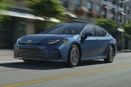 Новейшая Toyota Camry подешевела в России. Ценник вполне адекватный по нынешним меркам