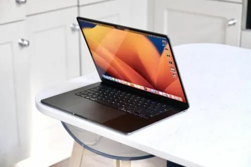 Это самый выгодный MacBook Air на рынке. Неочевидный лэптоп с большим экраном