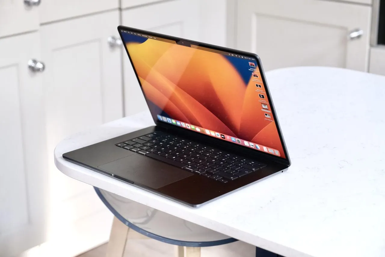 Это самый выгодный MacBook Air на рынке. Неочевидный лэптоп с большим экраном