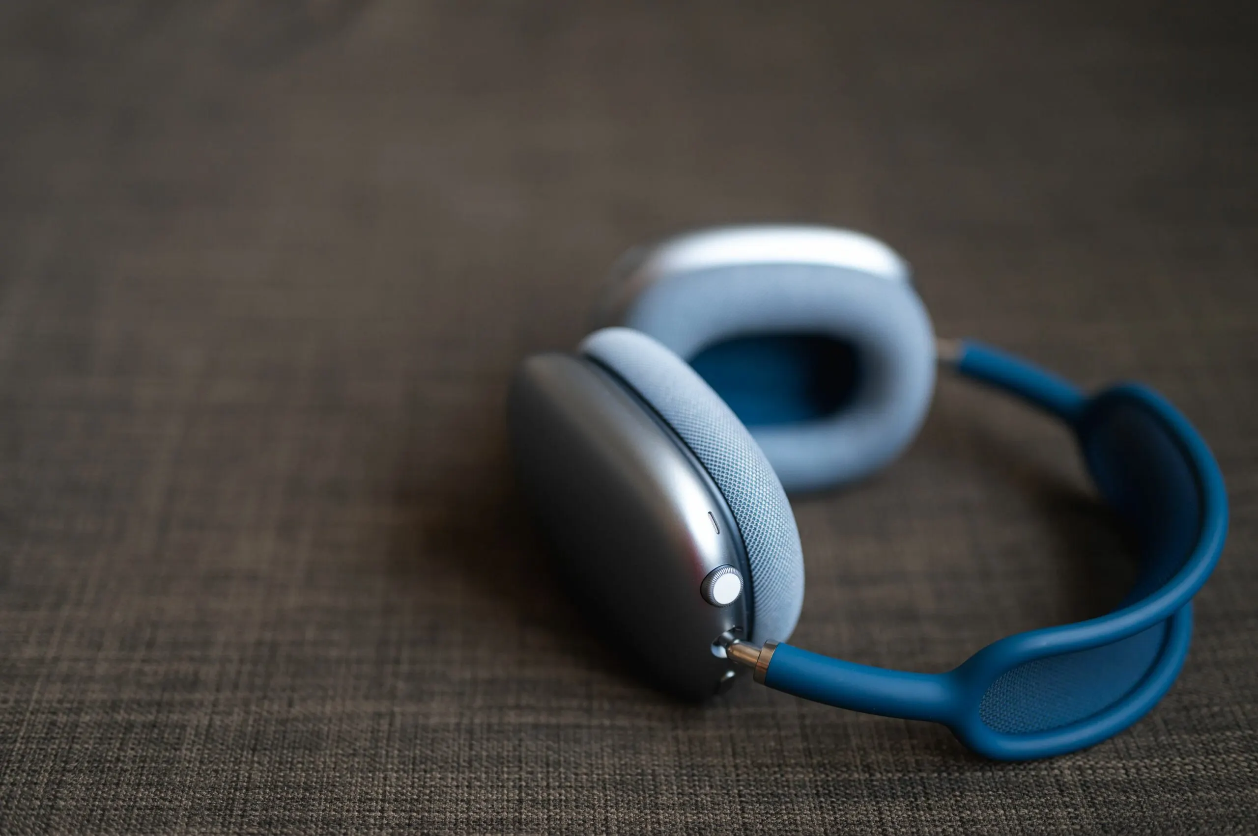AirPods Max приятно подешевели в России. Эти наушники хвалят даже придирчивые пользователи