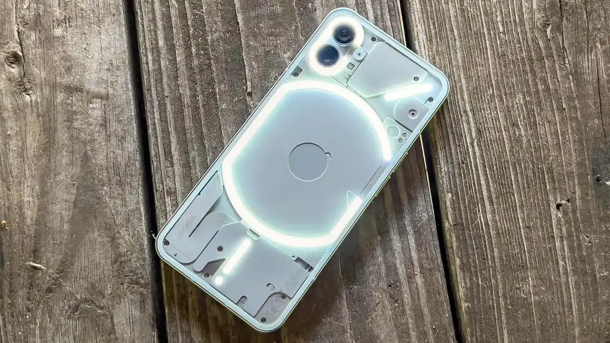 Nothing Phone (1) буквально рухнул в цене. Это один из самых стильных смартфонов на рынке