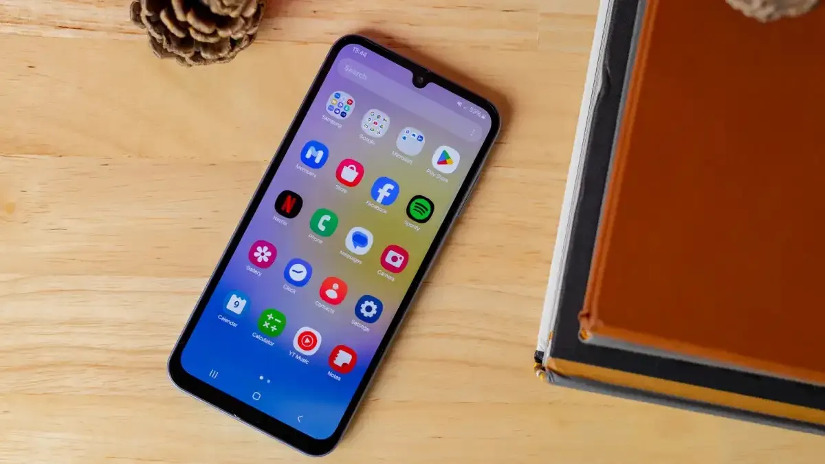 Этот Samsung Galaxy — главный бюджетный хит бренда. Его сейчас отдают с неплохой скидкой