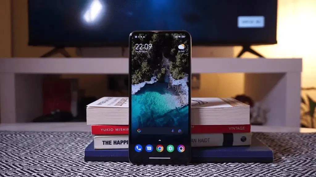 Забытый хит Xiaomi Poco окончательно рухнул в цене. У него нет недостатков за свои деньги