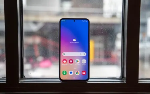 Лучший субфлагман Samsung Galaxy рухнул в цене. Его можно смело брать и в 2024 году 