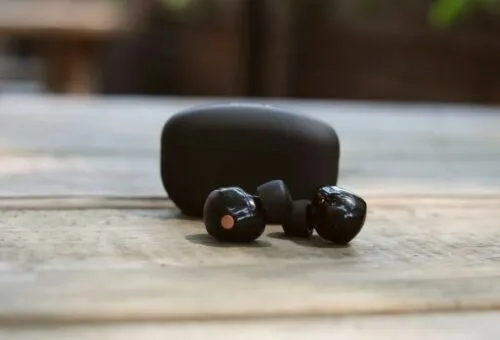 Недооцененные наушники Sony отдают с неплохой скидкой. Они уделывают даже AirPods Pro 2