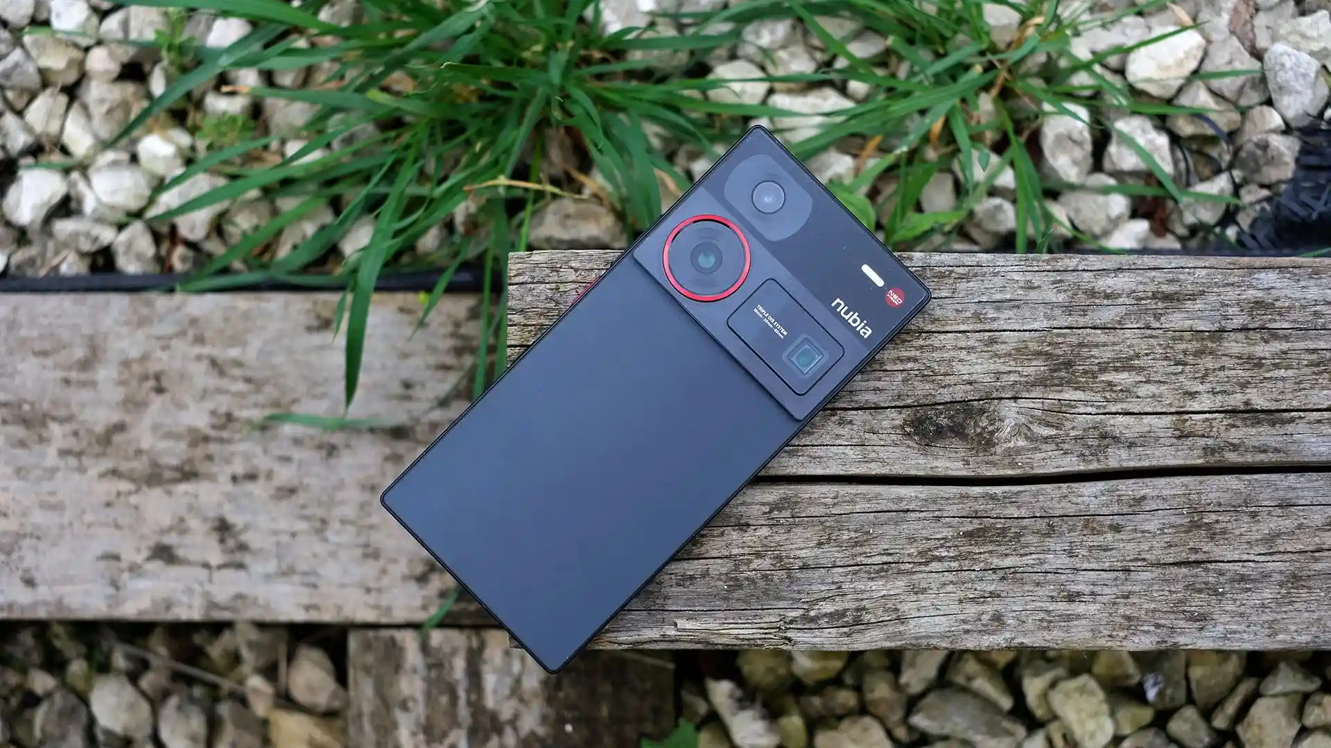 Этот ZTE Nubia — самый недооцененный флагман на рынке. У него уникальная селфи-камера и крутое железо 