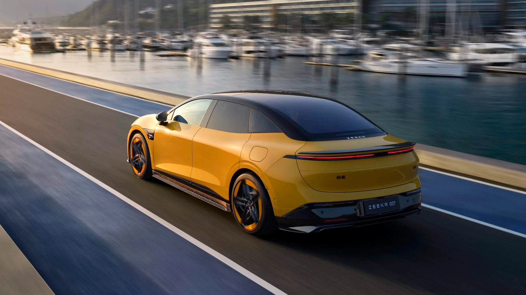 Китайский электромобиль Zeekr 007 побил рекорд скорости. Обогнал и BMW, и Xiaomi