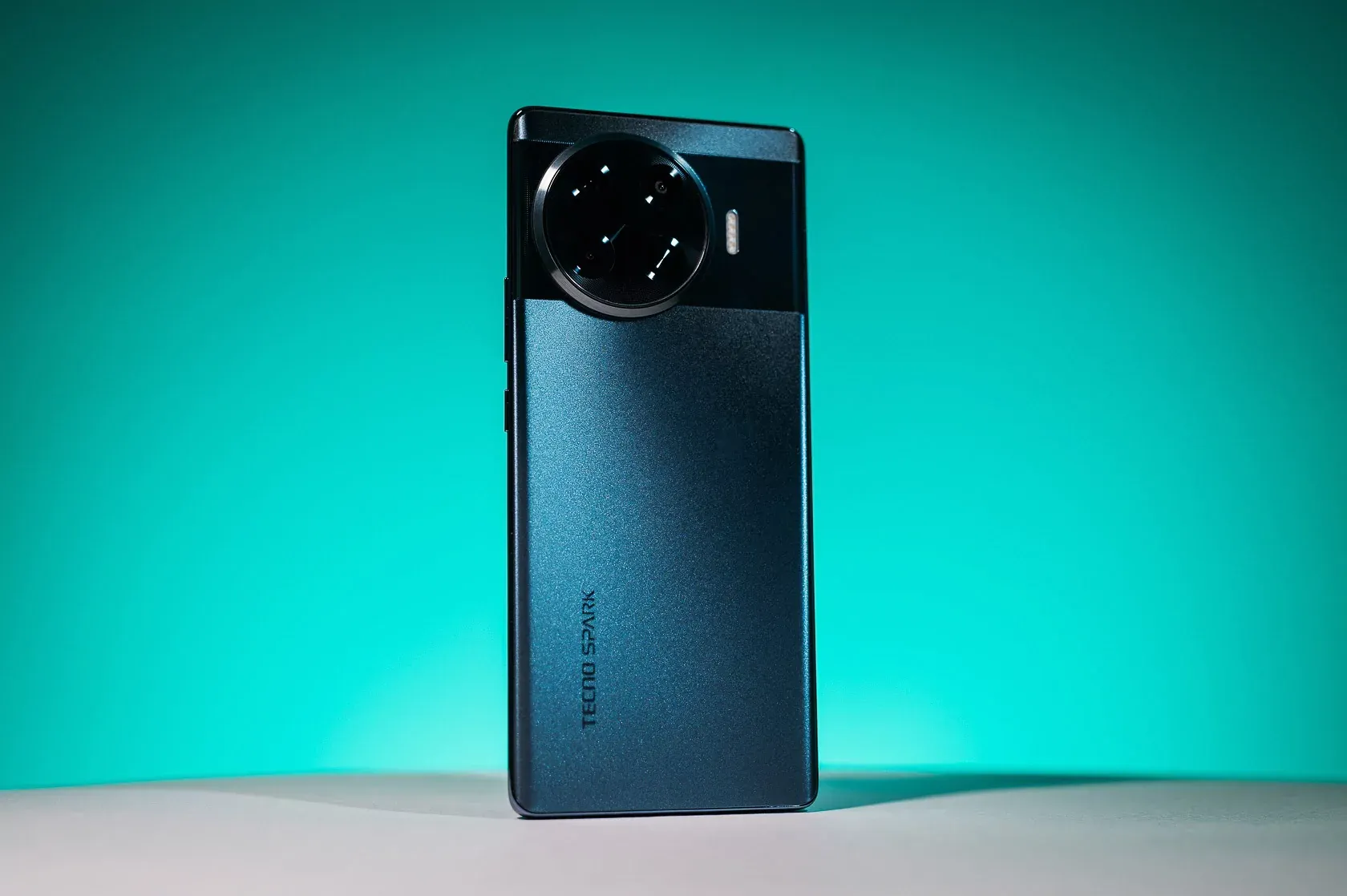 Tecno Spark 20 Pro+ подешевел на Маркете. Это бюджетник с лучшим экраном в сегменте