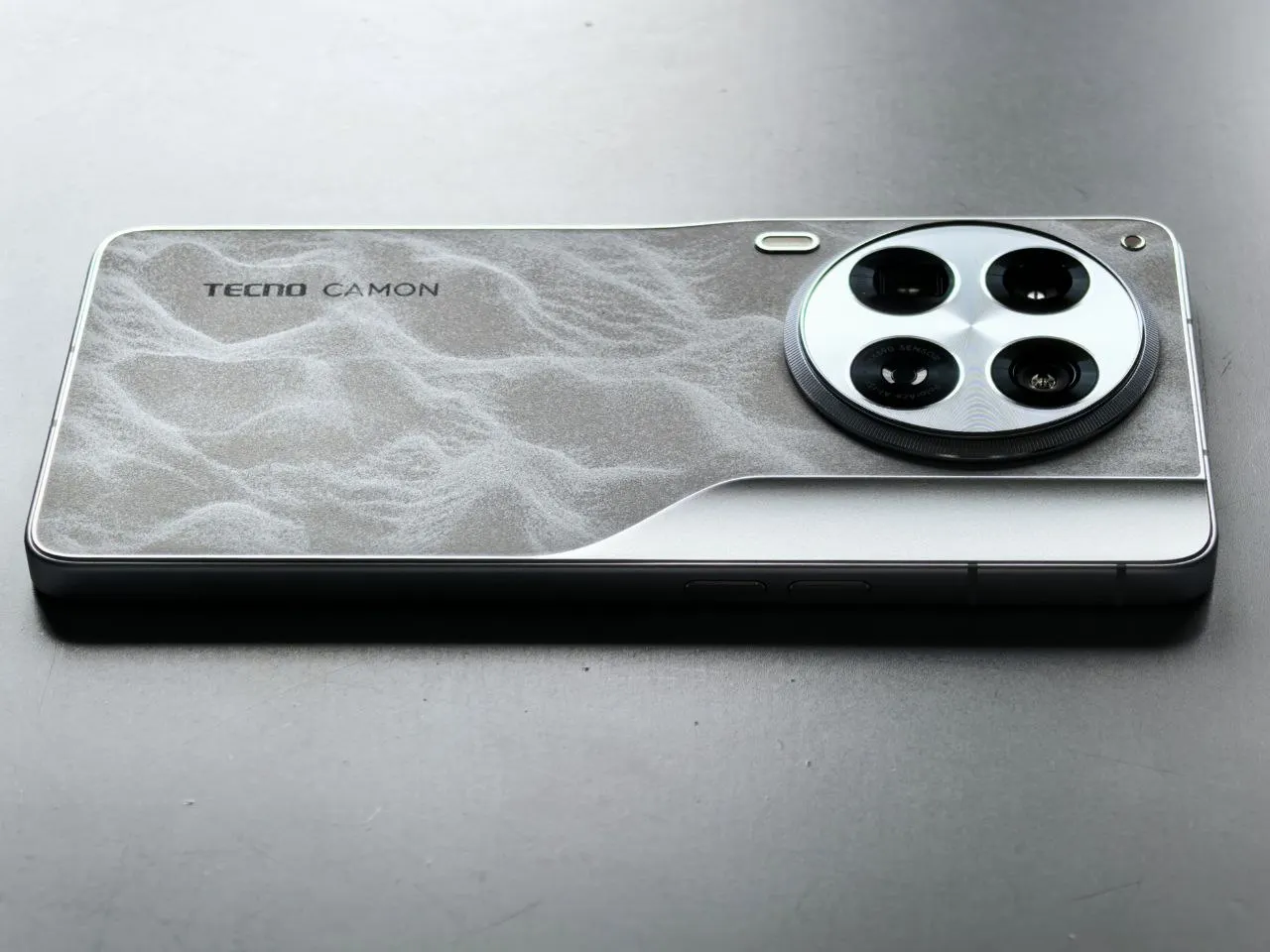 Tecno Camon 30 появился в продаже. Это стильный смартфон с достойной камерой за копейки
