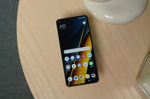 Главный хит Xiaomi Poco подешевел в России. У него шикарный экран и топовая производительность