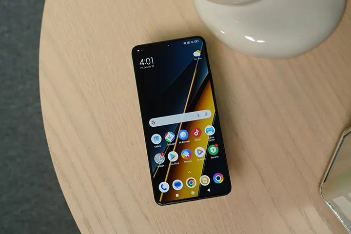 Главный хит Xiaomi Poco подешевел в России. У него шикарный экран и топовая производительность