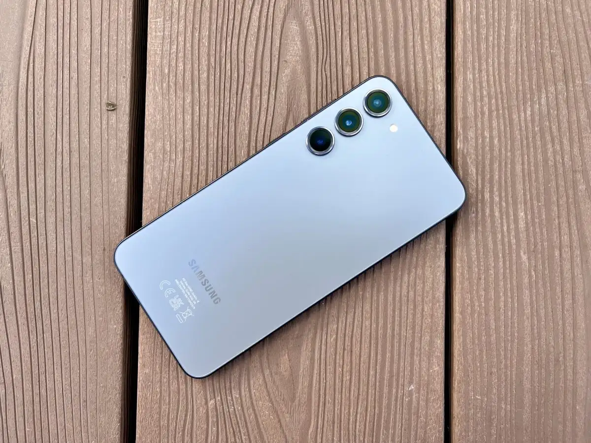Компактный флагман Samsung Galaxy наконец подешевел в России. Теперь его точно стоит брать