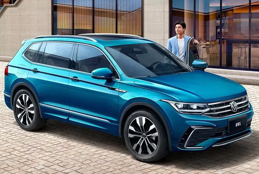 Шикарный Volkswagen Tiguan подешевел на полмиллиона рублей. Из Китая наладили импорт машин 2023 года