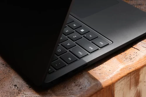 У MacBook Air наконец появился реальный конкурент. Журналисты в восторге от ультрабука Microsoft