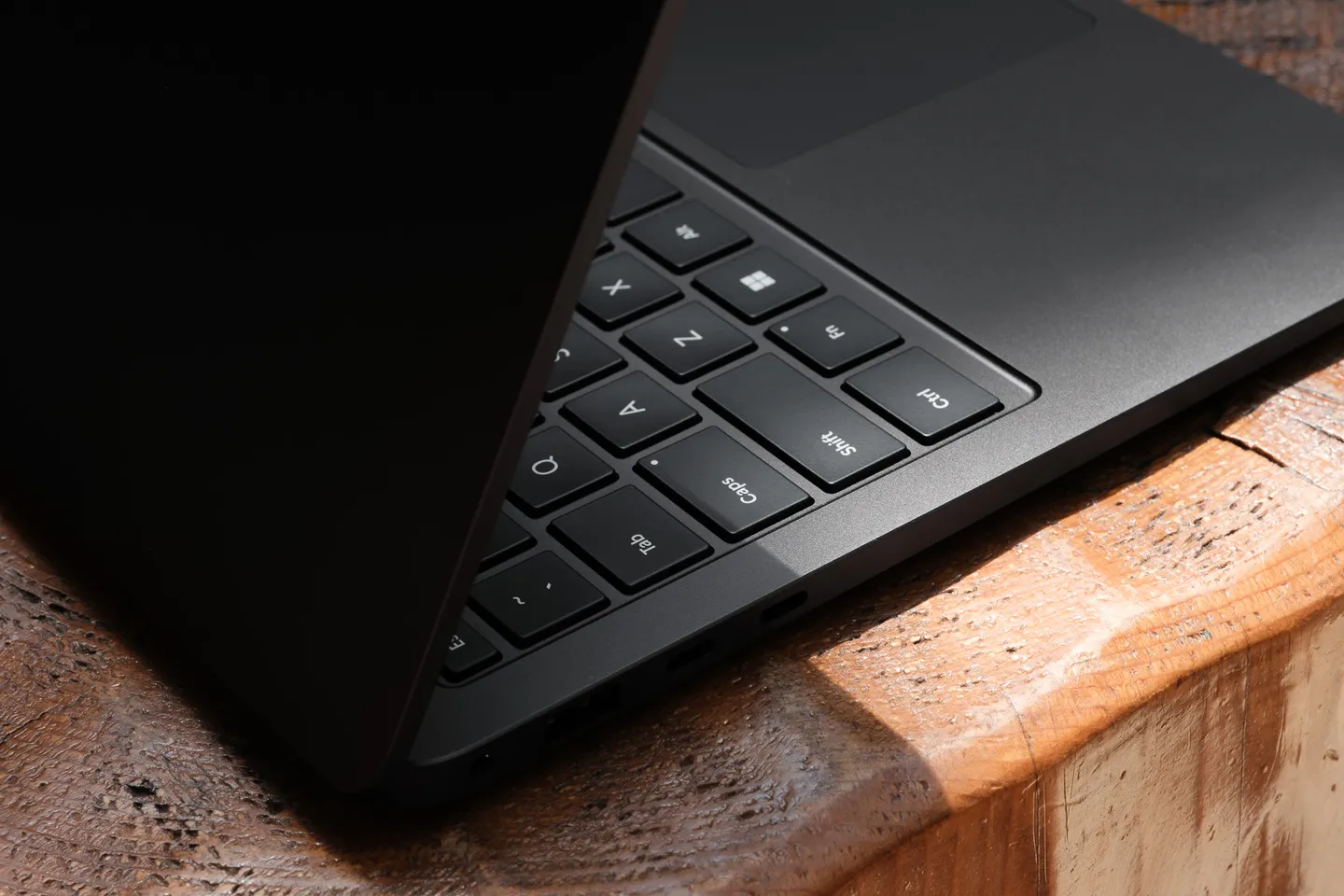 У MacBook Air наконец появился реальный конкурент. Журналисты в восторге от ультрабука Microsoft