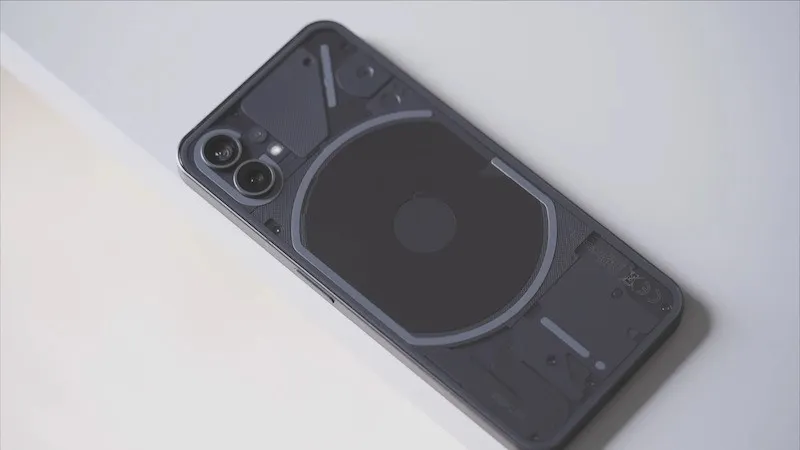 Хайповый Nothing Phone (1) окончательно обесценился. У него уникальный дизайн и крутое железо 