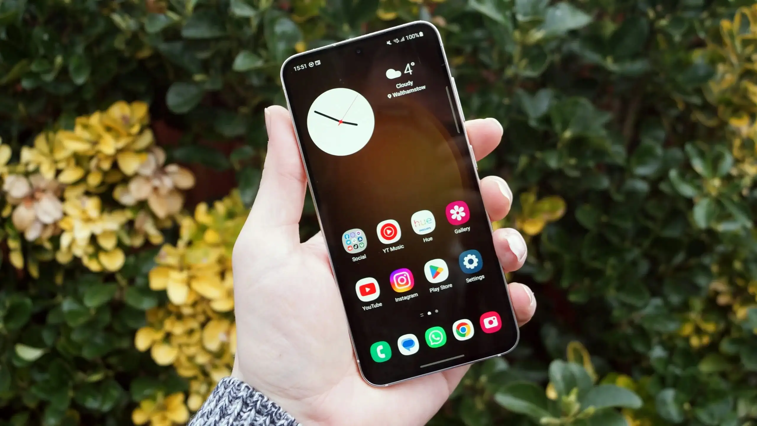 5 лучших компактных смартфонов под любой бюджет. От доступного Xiaomi Poco до легендарного Samsung Galaxy