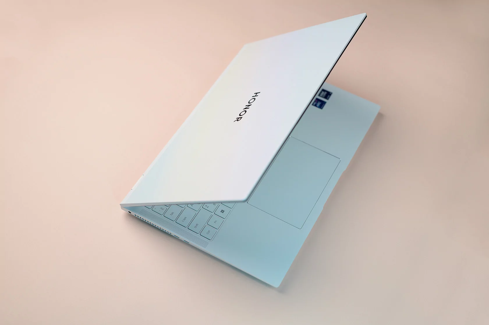 В России вышел Honor MagicBook Pro 16 – мощный ноутбук для работы с ИИ. Он подойдет даже для игр