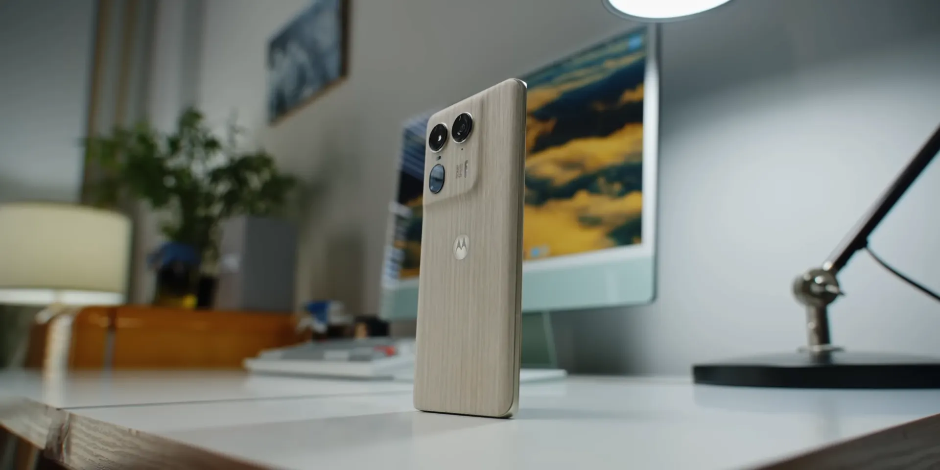 Moto X50 Ultra – первый за годы деревянный смартфон. У субфлагмана практически нет недостатков