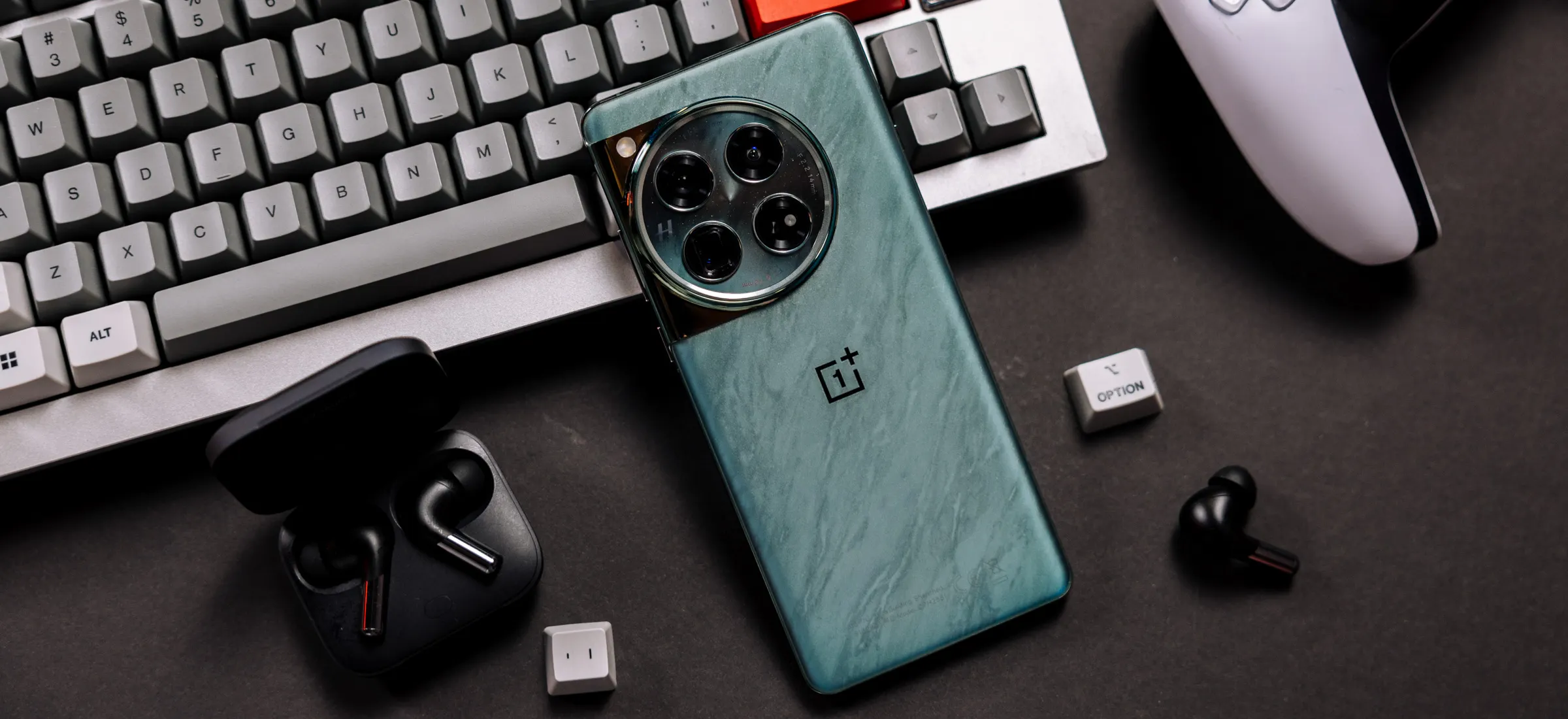 Стоит ли брать OnePlus 12 перед выходом нового поколения? Флагман всё ещё актуален, но есть нюанс