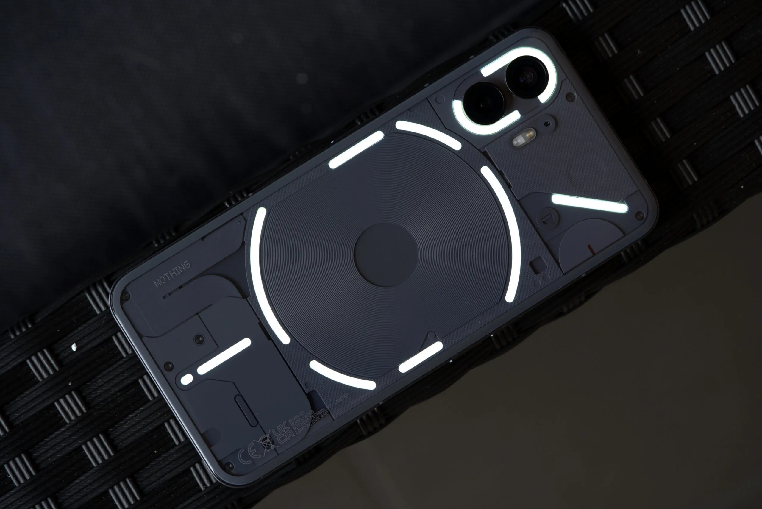 Nothing Phone (2) обесценился в России. У него уникальный дизайн и крутое железо