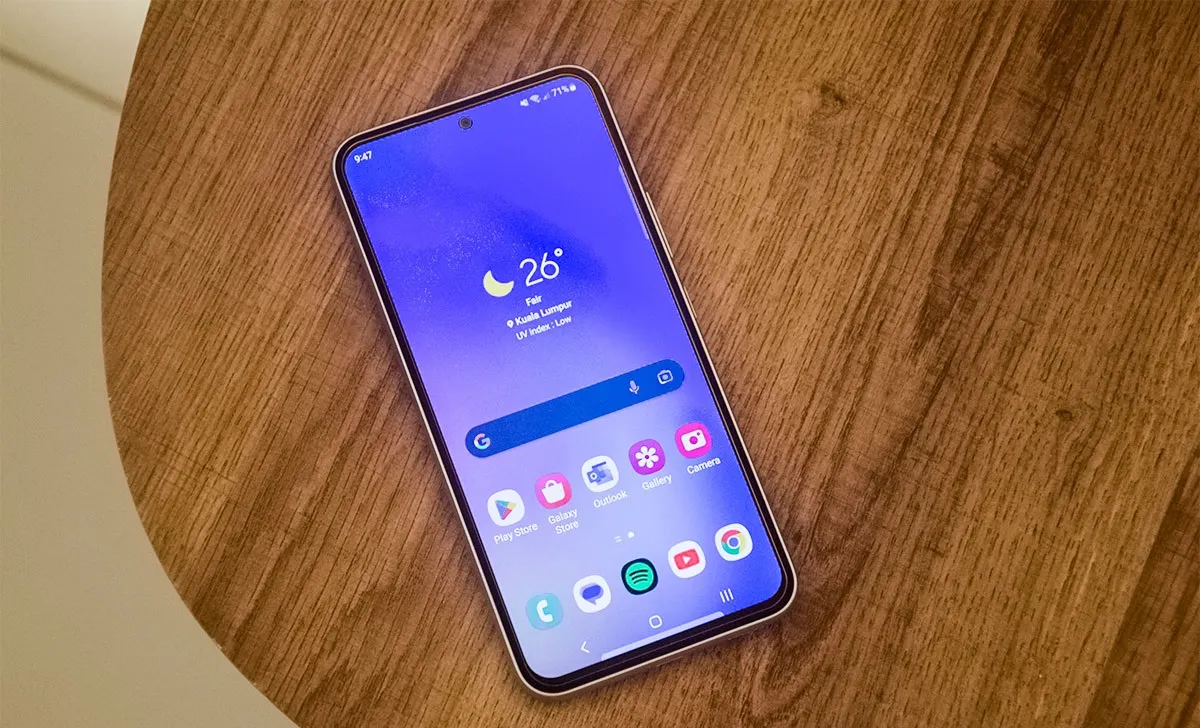 Главный бестселлер Samsung Galaxy рухнул в цене. Его можно смело брать и в 2024 году 