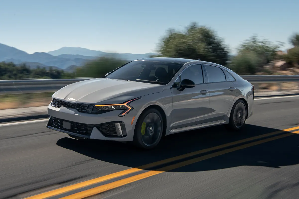 Toyota Camry и Kia K5 заметно подешевели в России. Сколько теперь стоят?