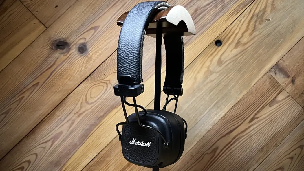 Новые наушники Marshall впервые подешевели. Брать их или предыдущее поколение?