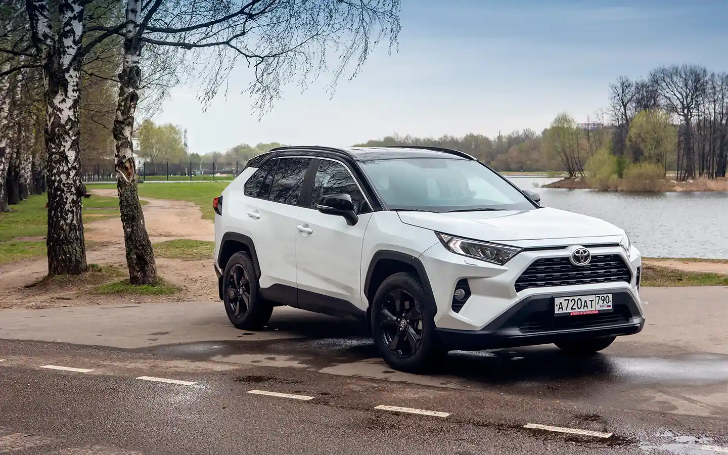 Toyota RAV4 вернулся в Россию и подешевел. Ценник почти рухнул ниже психологической отметки