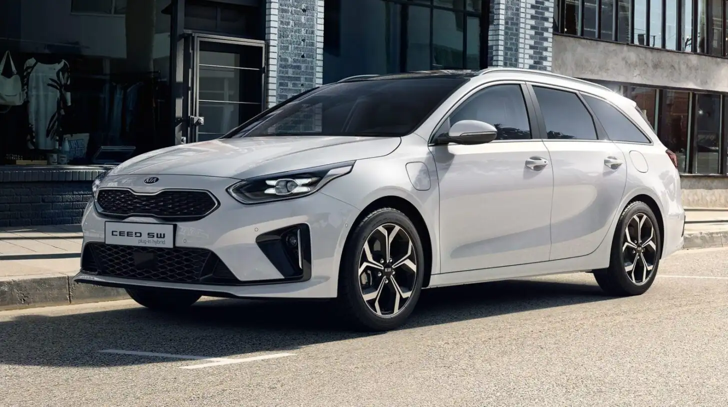 Новые модели Kia Ceed появились в России. Есть как хэтчбеки, так и универсалы – сколько они стоят?